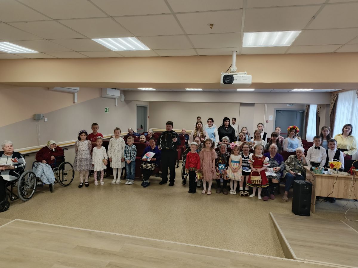 Выступали воспитанники воскресной школы при храме Рождества Пресвятой Богородицы и школы искусств